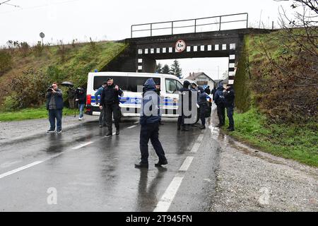 Slavonski Samac, Croatie. 22 novembre 2023. Pendant la manifestation des agriculteurs, la police les a empêchés de bloquer la route. Le quartier général de la défense du village croate a organisé un blocus de protestation du poste frontière avec la Bosnie-Herzégovine à Slavonski Samac, Croatie, le 22. Novembre 2023. mais la police a bloqué le passage avec des tracteurs, et donc bloqué la frontière. Les villageois ont garé leurs tracteurs à proximité immédiate du point de passage de la frontière et ont continué de déplorer une manifestation pacifique. Photo : Ivica Galovic/PIXSELL crédit : Pixsell/Alamy Live News Banque D'Images