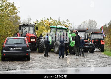 Slavonski Samac, Croatie. 22 novembre 2023. Le quartier général de la défense du village croate a organisé un blocus de protestation du poste frontière avec la Bosnie-Herzégovine à Slavonski Samac, Croatie, le 22. Novembre 2023. mais la police a bloqué le passage avec des tracteurs, et donc bloqué la frontière. Les villageois ont garé leurs tracteurs à proximité immédiate du point de passage de la frontière et ont continué de déplorer une manifestation pacifique. Photo : Ivica Galovic/PIXSELL crédit : Pixsell/Alamy Live News Banque D'Images