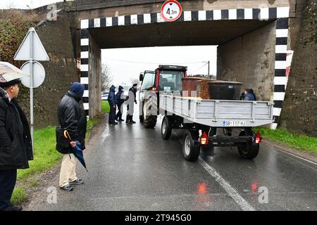 Slavonski Samac, Croatie. 22 novembre 2023. Le quartier général de la défense du village croate a organisé un blocus de protestation du poste frontière avec la Bosnie-Herzégovine à Slavonski Samac, Croatie, le 22. Novembre 2023. mais la police a bloqué le passage avec des tracteurs, et donc bloqué la frontière. Les villageois ont garé leurs tracteurs à proximité immédiate du point de passage de la frontière et ont continué de déplorer une manifestation pacifique. Photo : Ivica Galovic/PIXSELL crédit : Pixsell/Alamy Live News Banque D'Images