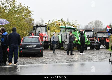 Slavonski Samac, Croatie. 22 novembre 2023. Le quartier général de la défense du village croate a organisé un blocus de protestation du poste frontière avec la Bosnie-Herzégovine à Slavonski Samac, Croatie, le 22. Novembre 2023. mais la police a bloqué le passage avec des tracteurs, et donc bloqué la frontière. Les villageois ont garé leurs tracteurs à proximité immédiate du point de passage de la frontière et ont continué de déplorer une manifestation pacifique. Photo : Ivica Galovic/PIXSELL crédit : Pixsell/Alamy Live News Banque D'Images