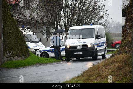 Slavonski Samac, Croatie. 22 novembre 2023. Pendant la manifestation des agriculteurs, la police les a empêchés de bloquer la route. Le quartier général de la défense du village croate a organisé un blocus de protestation du poste frontière avec la Bosnie-Herzégovine à Slavonski Samac, Croatie, le 22. Novembre 2023. mais la police a bloqué le passage avec des tracteurs, et donc bloqué la frontière. Les villageois ont garé leurs tracteurs à proximité immédiate du point de passage de la frontière et ont continué de déplorer une manifestation pacifique. Photo : Ivica Galovic/PIXSELL crédit : Pixsell/Alamy Live News Banque D'Images