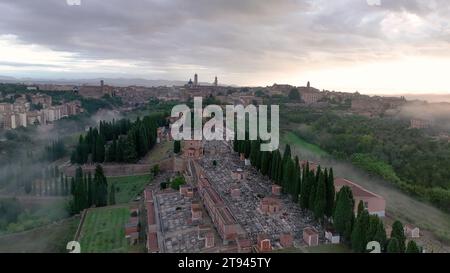 Antenne de la Torre del Mangia, Sienne, Italie. Drone a tiré Mangia Tower au lever du soleil avec du brouillard Banque D'Images