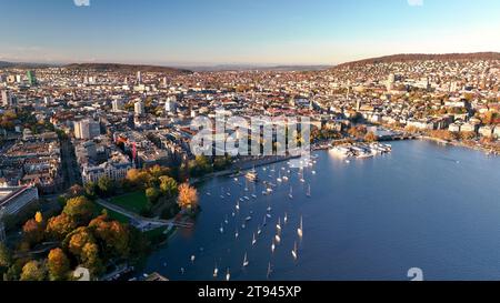 Vue aérienne de la vieille ville de Zurich, de la rivière Limmat et du lac Zurich un jour d'automne dans la plus grande ville de Suisse. Banque D'Images