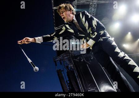 Howlin' Pelle Almqvist de The Hives au Release Athens Festival à Athènes (Plateia Nerou) / Grèce, juillet 2023 Banque D'Images