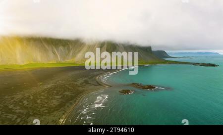 Vue aérienne des montagnes de Vestrahorn en Islande, plage de Stokksnes Banque D'Images