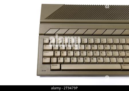 Vieux PC ordinateurs 16 bits, ordinateurs primitifs des années 1980 et 1990 Banque D'Images
