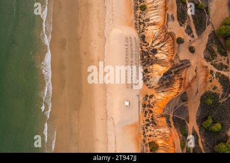 Praia da Falesia, plage de l'Algarve à Albufeira, Portugal. Vue aérienne du drone au coucher du soleil Banque D'Images