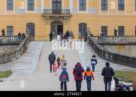 Ausstellungseröffnung im Schloss Moritzburg Die fans ströme dans Scharen in die Ausstellung. In diesem Jahr feiert der wohl beliebteste Märchenfilm aller Zeiten ein besonderes Jubiläum. Auf Schloss Moritzburg, einem der Drehorte des films, öffnet zum zwölften mal die Ausstellung zum Kultfilm Drei Haselnüsse für Aschenbrödel, mit jubiläumswürdigem Rahmenprogramm und Sonderausstellung. Moritzburg Sachsen Deutschland *** ouverture de l'exposition au château de Moritzburg les fans affluent à l'exposition cette année, le film de conte de fées le plus populaire de tous les temps célèbre un anniversaire spécial au château de Moritzburg Banque D'Images