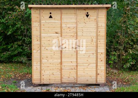 toilettes publiques dans le parc. Bâtiment WC en bois dans la forêt. Banque D'Images