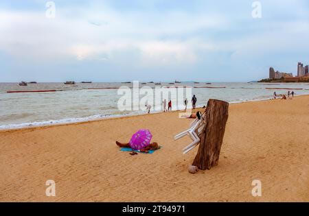 PATTAYA, THAÏLANDE - octobre 09,2016 : la plage, c'est dans la direction de Naklua sur basse saison.En général la plage est un point de rencontre pour visiter en bateau Banque D'Images