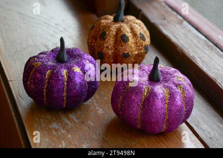 Petites citrouilles multicolores exposées dans le cabinet d'un médecin pendant la saison de Thanksgiving. Banque D'Images