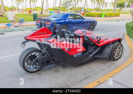 Vue latérale de Polaris Slingshot rouge garé sur Ocean Drive à Miami Beach. Floride. ÉTATS-UNIS. Banque D'Images