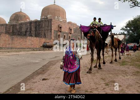 Les femmes Banjara dans leur ancien mode de robe et de bijoux est peut-être le plus coloré et élaboré de tous les groupes tribaux en Inde. Ce sont les nomades typiques qui se demandent d'un endroit à l'autre menant ainsi une vie dans leurs propres termes et conditions. Mandu, Madhya Pradesh, Inde. Banque D'Images