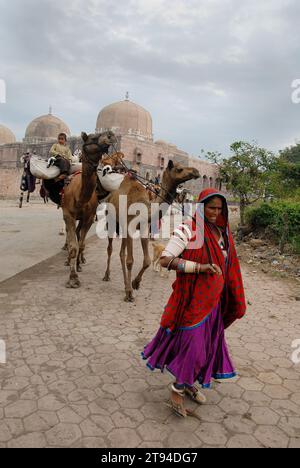 Les femmes Banjara dans leur ancien mode de robe et de bijoux est peut-être le plus coloré et élaboré de tous les groupes tribaux en Inde. Ce sont les nomades typiques qui se demandent d'un endroit à l'autre menant ainsi une vie dans leurs propres termes et conditions. Mandu, Madhya Pradesh, Inde. Banque D'Images