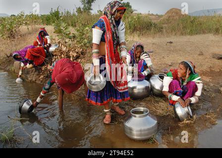 Les femmes Banjara dans leur ancien mode de robe et de bijoux est peut-être le plus coloré et élaboré de tous les groupes tribaux en Inde. Ce sont les nomades typiques qui se demandent d'un endroit à l'autre menant ainsi une vie dans leurs propres termes et conditions. Mandu, Madhya Pradesh, Inde. Banque D'Images