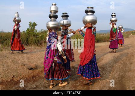 Les femmes Banjara dans leur ancien mode de robe et de bijoux est peut-être le plus coloré et élaboré de tous les groupes tribaux en Inde. Ce sont les nomades typiques qui se demandent d'un endroit à l'autre menant ainsi une vie dans leurs propres termes et conditions. Mandu, Madhya Pradesh, Inde. Banque D'Images