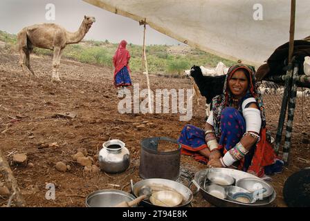 Les femmes Banjara dans leur ancien mode de robe et de bijoux est peut-être le plus coloré et élaboré de tous les groupes tribaux en Inde. Ce sont les nomades typiques qui se demandent d'un endroit à l'autre menant ainsi une vie dans leurs propres termes et conditions. Mandu, Madhya Pradesh, Inde. Banque D'Images