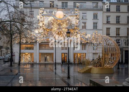 Paris, France - 12 21 2023 : vue de l'ornementation de Noël et façade de Dior Paris avec décoration de noël dans un jour de pluie Banque D'Images