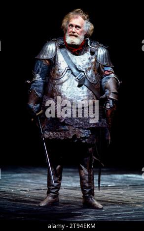 Joss Ackland (Sir John Falstaff) dans HENRY IV partie 1 de Shakespeare à la Royal Shakespeare Company (RSC), Barbican Theatre, Londres EC2 07/05/1982 musique : Guy Woolfenden design : John Napier éclairage : David Hersey combats : Malcolm Ranson réalisateur : Trevor Nunn Banque D'Images