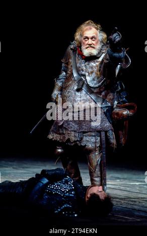 Joss Ackland (Sir John Falstaff) dans HENRY IV partie 1 de Shakespeare à la Royal Shakespeare Company (RSC), Barbican Theatre, Londres EC2 07/05/1982 musique : Guy Woolfenden design : John Napier éclairage : David Hersey combats : Malcolm Ranson réalisateur : Trevor Nunn Banque D'Images