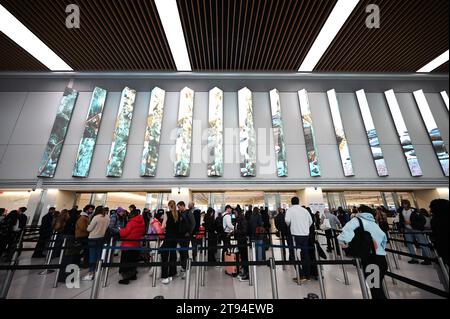 New York, États-Unis. 22 novembre 2023. Les gens font la queue pour passer par le point de contrôle de sécurité de la TSA à l'aéroport LaGuardia, dans le quartier Queens de New York, NY, le 22 novembre 2023. La veille de Thanksgiving devrait être l'un des jours de voyage les plus achalandés de l'année. (Photo Anthony Behar/Sipa USA) crédit : SIPA USA/Alamy Live News Banque D'Images