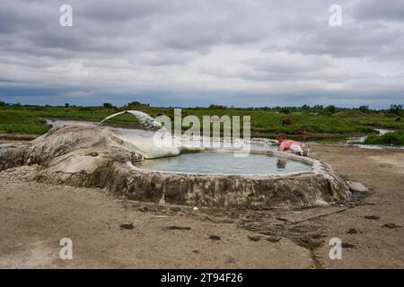 Quellen von Amaghleba, Dikhashkho Sulfur Geyser, Schwefelquellen von Vani, Wani, heiße Schwefelquelle, Hinten der Fluss Rioni, Imeretien, Georgien Banque D'Images