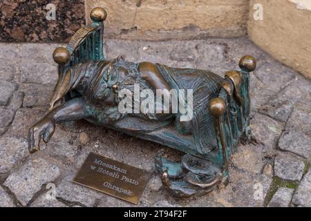 Wroclaw, Pologne - 20 juillet 2023 : Sculpture de gnome dormant dans le lit à Wroclaw capitale historique de Silésie et gnome ville de Pologne avec plus de 250 gnomes dans le centre-ville Banque D'Images