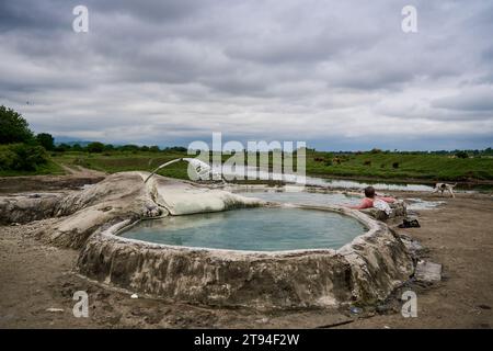 Quellen von Amaghleba, Dikhashkho Sulfur Geyser, Schwefelquellen von Vani, Wani, heiße Schwefelquelle, Hinten der Fluss Rioni, Imeretien, Georgien Banque D'Images