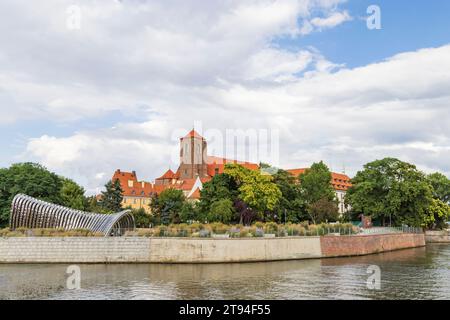 Pologne, Czestochowa - 20 juillet 2023 : Sculpture en métal de la nef d'Oskar Zieta 2017 à Wyspa Daliowa à Wroclaw en Pologne Banque D'Images