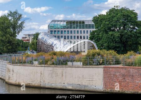 Pologne, Czestochowa - 20 juillet 2023 : Sculpture en métal de la nef d'Oskar Zieta 2017 à Wyspa Daliowa à Wroclaw en Pologne Banque D'Images