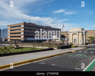 Monument à la Fondation de l'Université du Costa Rica et bâtiments du pouvoir judiciaire dans la ville de San José, capitale du Costa Rica Banque D'Images