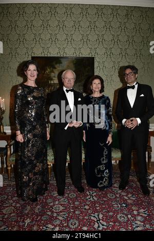 Stockholm, Suède. 22 novembre 2023. STOCKHOLM 20231122La gouverneure du comté Anna Kinberg Batra avec son mari David Batra (à droite) reçoit le roi Carl Gustaf et la reine Silvia arrivant pour un dîner du comté au palais du Tessin. Photo : Mikaela Landeström/TT/Code 12160 crédit : TT News Agency/Alamy Live News Banque D'Images