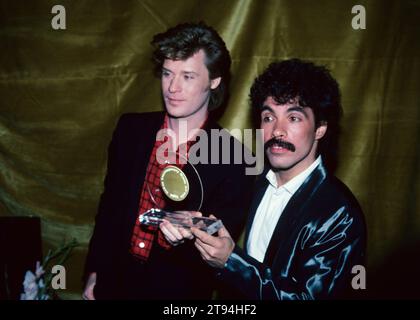 **PHOTO DE FICHIER** Daryl Hall Sues et dépose une ordonnance restrictive sur John Oates. Hall et Oates photographiés à New York en 1983. Crédit : Walter McBride/MediaPunch Banque D'Images