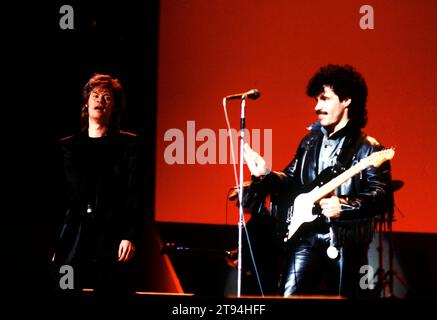 **PHOTO DE FICHIER** Daryl Hall Sues et dépose une ordonnance restrictive sur John Oates. Hall & Oates American Bandstand, 1986 crédit : Ron Wolfson/MediaPunch Banque D'Images