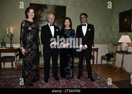 Stockholm, Suède. 22 novembre 2023. STOCKHOLM 20231122La gouverneure du comté Anna Kinberg Batra avec son mari David Batra (à droite) reçoit le roi Carl Gustaf et la reine Silvia arrivant pour un dîner du comté au palais du Tessin. Photo : Mikaela Landeström/TT/Code 12160 crédit : TT News Agency/Alamy Live News Banque D'Images