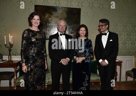 Stockholm, Suède. 22 novembre 2023. STOCKHOLM 20231122La gouverneure du comté Anna Kinberg Batra avec son mari David Batra (à droite) reçoit le roi Carl Gustaf et la reine Silvia arrivant pour un dîner du comté au palais du Tessin. Photo : Mikaela Landeström/TT/Code 12160 crédit : TT News Agency/Alamy Live News Banque D'Images