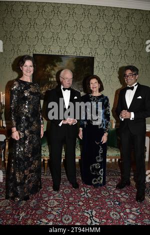 Stockholm, Suède. 22 novembre 2023. STOCKHOLM 20231122La gouverneure du comté Anna Kinberg Batra avec son mari David Batra (à droite) reçoit le roi Carl Gustaf et la reine Silvia arrivant pour un dîner du comté au palais du Tessin. Photo : Mikaela Landeström/TT/Code 12160 crédit : TT News Agency/Alamy Live News Banque D'Images