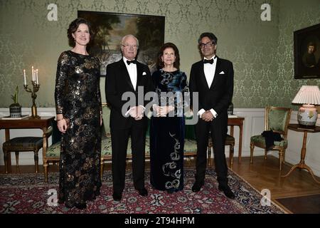 Stockholm, Suède. 22 novembre 2023. STOCKHOLM 20231122La gouverneure du comté Anna Kinberg Batra avec son mari David Batra (à droite) reçoit le roi Carl Gustaf et la reine Silvia arrivant pour un dîner du comté au palais du Tessin. Photo : Mikaela Landeström/TT/Code 12160 crédit : TT News Agency/Alamy Live News Banque D'Images