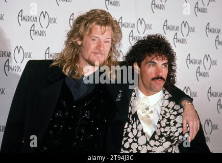 **PHOTO DE FICHIER** Daryl Hall Sues et dépose une ordonnance restrictive sur John Oates. Daryl Hall et John Oates à la 16e cérémonie annuelle des American Music Awards le 30 janvier 1989 au Shrine Auditorium de Los Angeles, Californie. Copyright : xRalphxDominguez/MediaPunchx crédit : Imago/Alamy Live News Banque D'Images