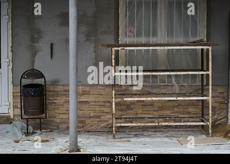 Vue sur le bâtiment avec une fenêtre et une urne. Rénovation d'un ancien bâtiment résidentiel. Le concept vise à donner à la maison un nouveau look. Avec espace pour copier. Photo de haute qualité Banque D'Images