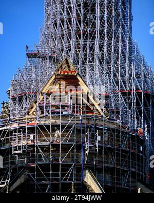 Travaux à la cathédrale notre-Dame de Paris pour la restauration de la flèche, à Paris, France, le 22 novembre 2023. Les charpentiers restent sur place pour poursuivre la construction de la charpente de la flèche au cœur de notre-Dame. Le cadre en chêne massif mesure près de 70 mètres de haut, et la flèche culminera à 96 mètres au-dessus du transept. Cette flèche est en cours de reconstruction pour être identique à l'originale, car après l'incendie du 15 avril 2019, notre-Dame devrait être rouverte à la fin de 2024. Photo Karim ait Adjedjou/ABACAPRESS.COM Banque D'Images