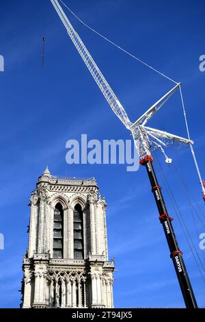 Travaux à la cathédrale notre-Dame de Paris pour la restauration de la flèche, à Paris, France, le 22 novembre 2023. Les charpentiers restent sur place pour poursuivre la construction de la charpente de la flèche au cœur de notre-Dame. Le cadre en chêne massif mesure près de 70 mètres de haut, et la flèche culminera à 96 mètres au-dessus du transept. Cette flèche est en cours de reconstruction pour être identique à l'originale, car après l'incendie du 15 avril 2019, notre-Dame devrait être rouverte à la fin de 2024. Photo Karim ait Adjedjou/ABACAPRESS.COM Banque D'Images