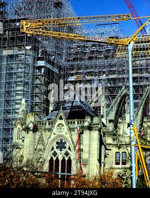 Travaux à la cathédrale notre-Dame de Paris pour la restauration de la flèche, à Paris, France, le 22 novembre 2023. Les charpentiers restent sur place pour poursuivre la construction de la charpente de la flèche au cœur de notre-Dame. Le cadre en chêne massif mesure près de 70 mètres de haut, et la flèche culminera à 96 mètres au-dessus du transept. Cette flèche est en cours de reconstruction pour être identique à l'originale, car après l'incendie du 15 avril 2019, notre-Dame devrait être rouverte à la fin de 2024. Photo Karim ait Adjedjou/ABACAPRESS.COM Banque D'Images