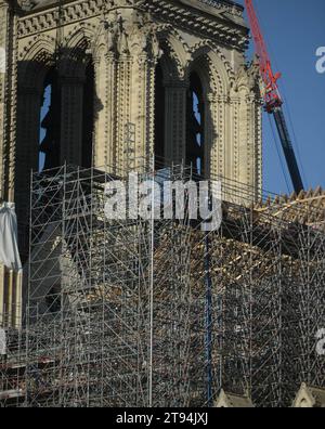 Travaux à la cathédrale notre-Dame de Paris pour la restauration de la flèche, à Paris, France, le 22 novembre 2023. Les charpentiers restent sur place pour poursuivre la construction de la charpente de la flèche au cœur de notre-Dame. Le cadre en chêne massif mesure près de 70 mètres de haut, et la flèche culminera à 96 mètres au-dessus du transept. Cette flèche est en cours de reconstruction pour être identique à l'originale, car après l'incendie du 15 avril 2019, notre-Dame devrait être rouverte à la fin de 2024. Photo Karim ait Adjedjou/ABACAPRESS.COM Banque D'Images