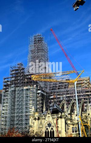 Travaux à la cathédrale notre-Dame de Paris pour la restauration de la flèche, à Paris, France, le 22 novembre 2023. Les charpentiers restent sur place pour poursuivre la construction de la charpente de la flèche au cœur de notre-Dame. Le cadre en chêne massif mesure près de 70 mètres de haut, et la flèche culminera à 96 mètres au-dessus du transept. Cette flèche est en cours de reconstruction pour être identique à l'originale, car après l'incendie du 15 avril 2019, notre-Dame devrait être rouverte à la fin de 2024. Photo Karim ait Adjedjou/ABACAPRESS.COM Banque D'Images