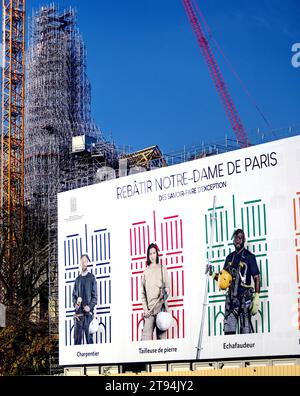 Travaux à la cathédrale notre-Dame de Paris pour la restauration de la flèche, à Paris, France, le 22 novembre 2023. Les charpentiers restent sur place pour poursuivre la construction de la charpente de la flèche au cœur de notre-Dame. Le cadre en chêne massif mesure près de 70 mètres de haut, et la flèche culminera à 96 mètres au-dessus du transept. Cette flèche est en cours de reconstruction pour être identique à l'originale, car après l'incendie du 15 avril 2019, notre-Dame devrait être rouverte à la fin de 2024. Photo Karim ait Adjedjou/ABACAPRESS.COM Banque D'Images