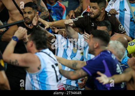 Confusion entre fans argentins et police Banque D'Images