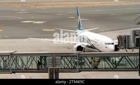 Muscat, oman- 21 novembre 2023 : l'avion d'oman s'apprête à décoller de l'aéroport international de mascate Banque D'Images