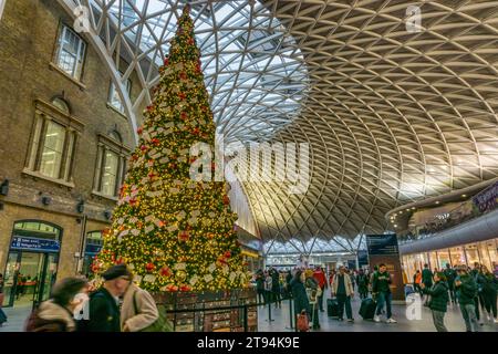 Sapin de Noël sur le hall de la station King's Cross, Londres. Banque D'Images
