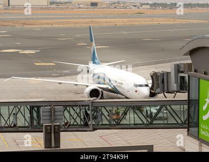 Muscat, oman- 21 novembre 2023 : l'avion d'oman s'apprête à décoller de l'aéroport international de mascate Banque D'Images